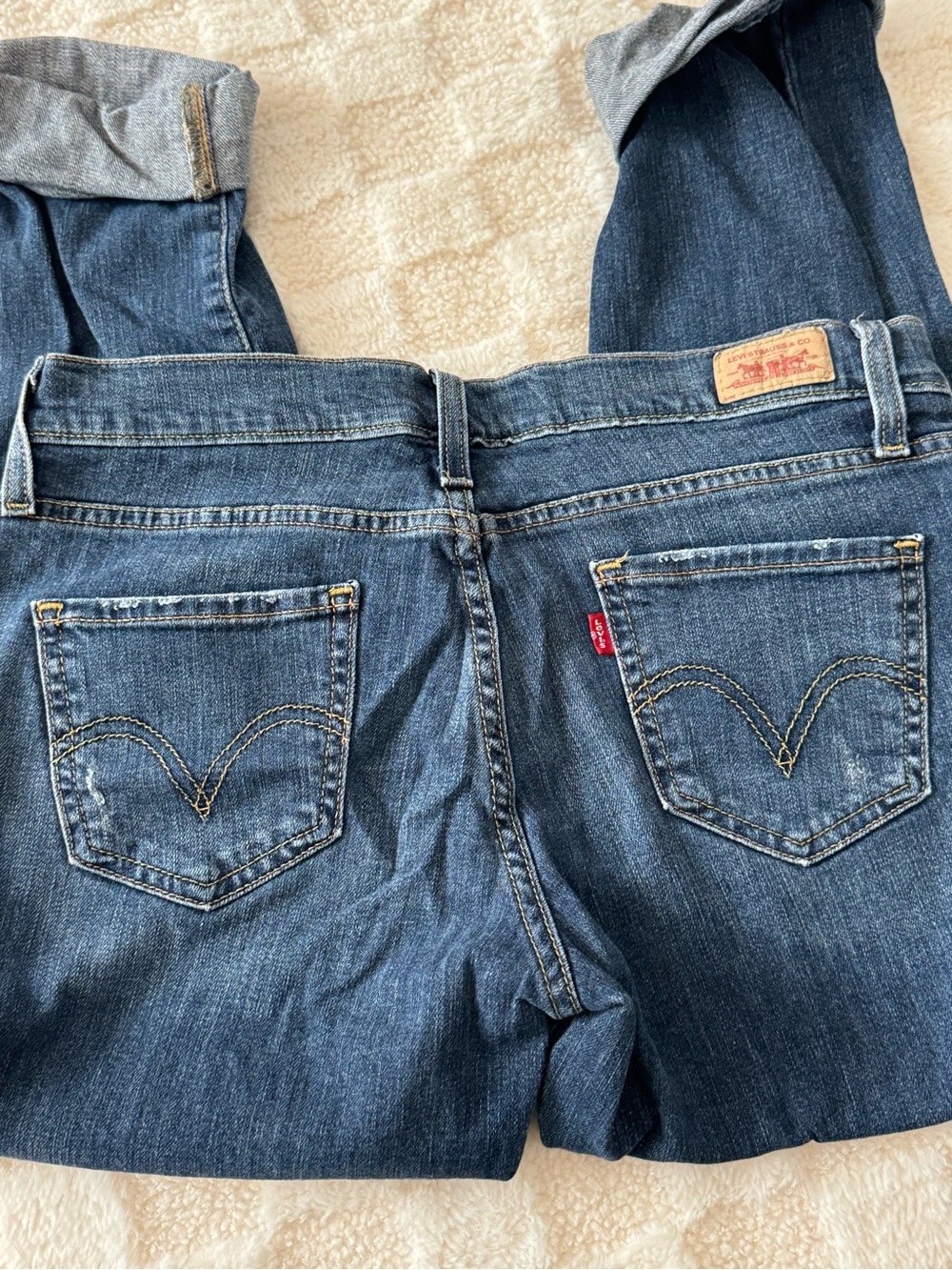 Levi's Women's Blue Straight Leg Jeans with Arcuate Back Pockets capris